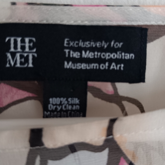 Metropolitan Museum of Art - Louis Comfort Tiffany Magnolias Sheer Poncho Blouse - Picture 5 of 7